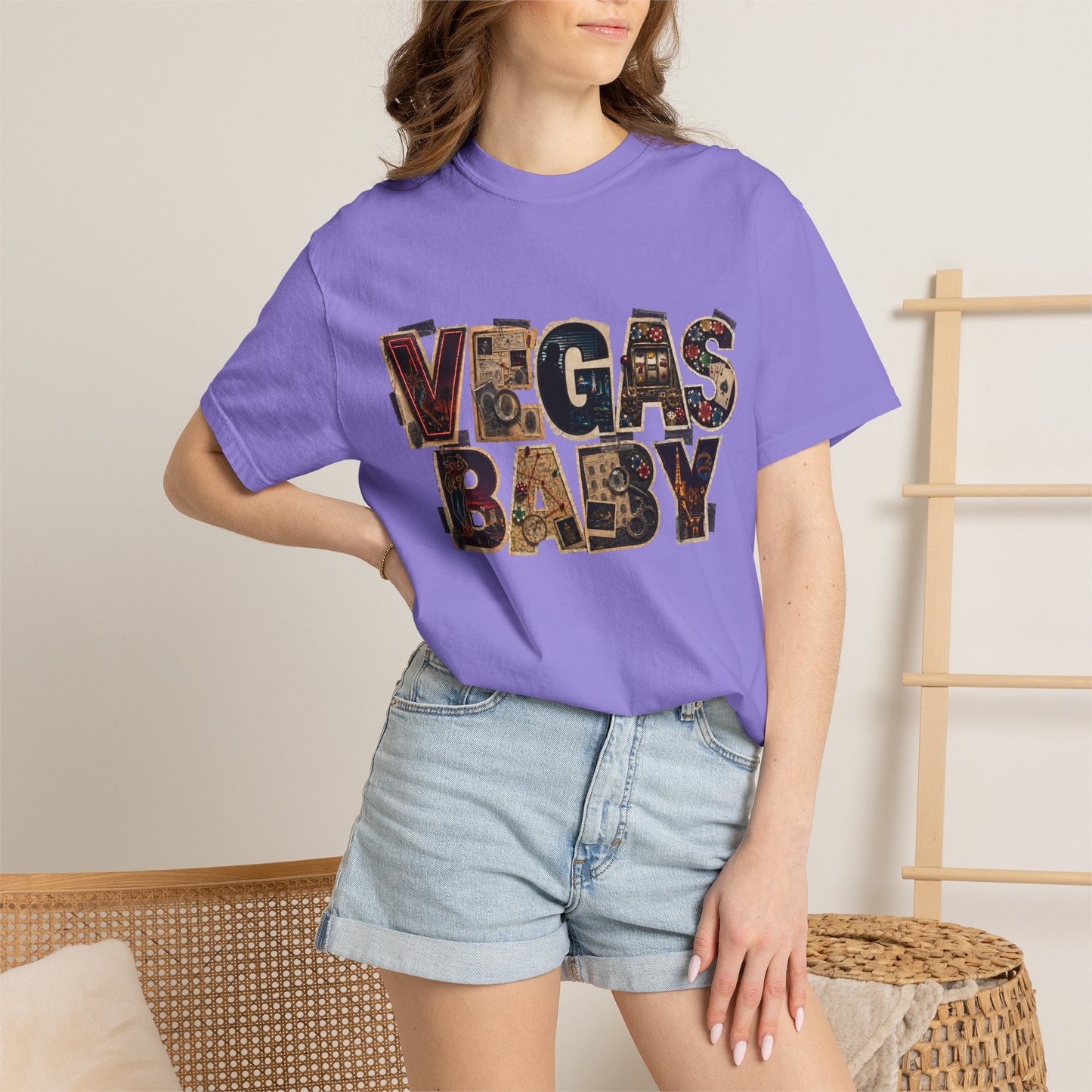 Vegas Baby T-Shirt — Retro Collage crime con 26 (no logo)