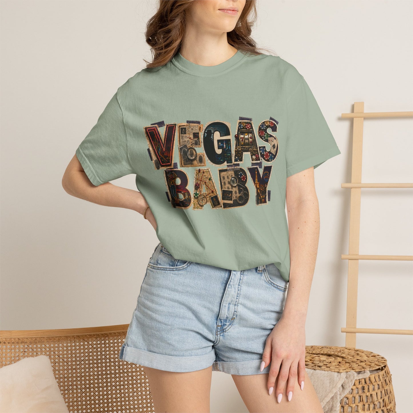 Vegas Baby T-Shirt — Retro Collage crime con 26 (no logo)