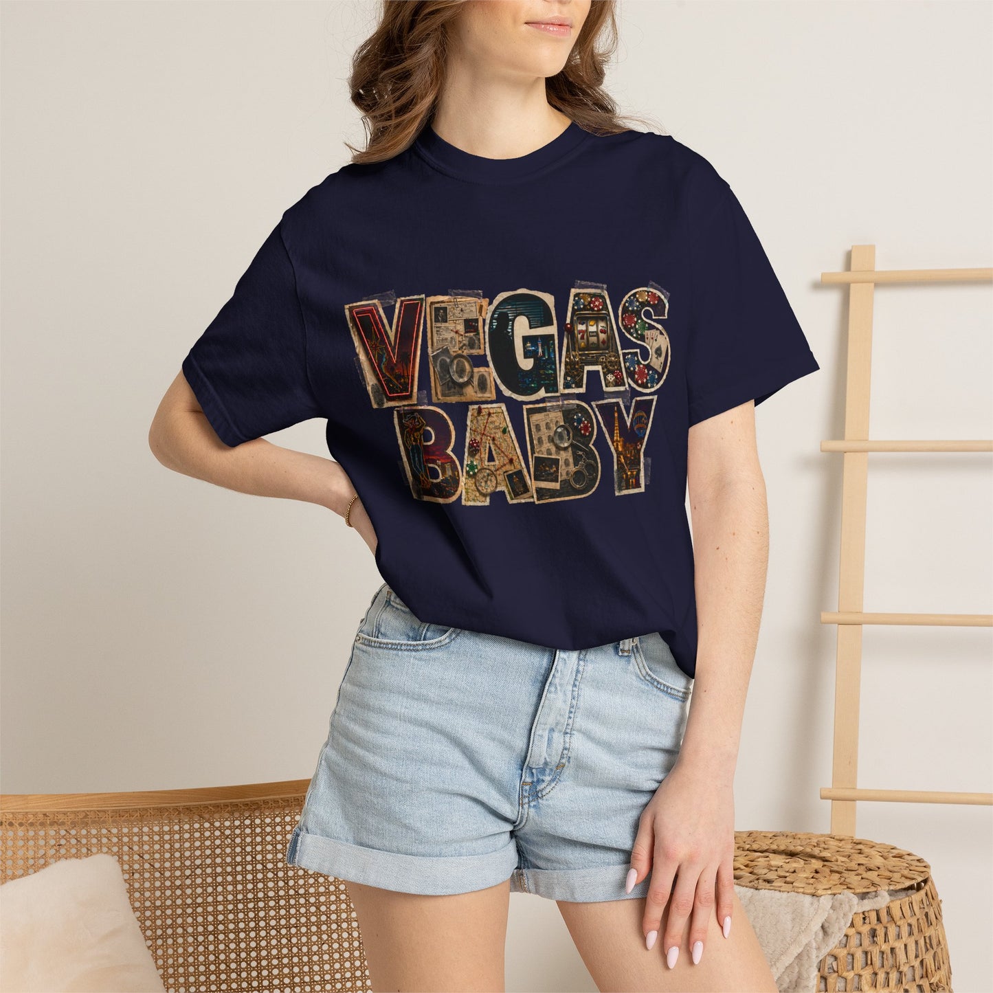 Vegas Baby T-Shirt — Retro Collage crime con 26 (no logo)