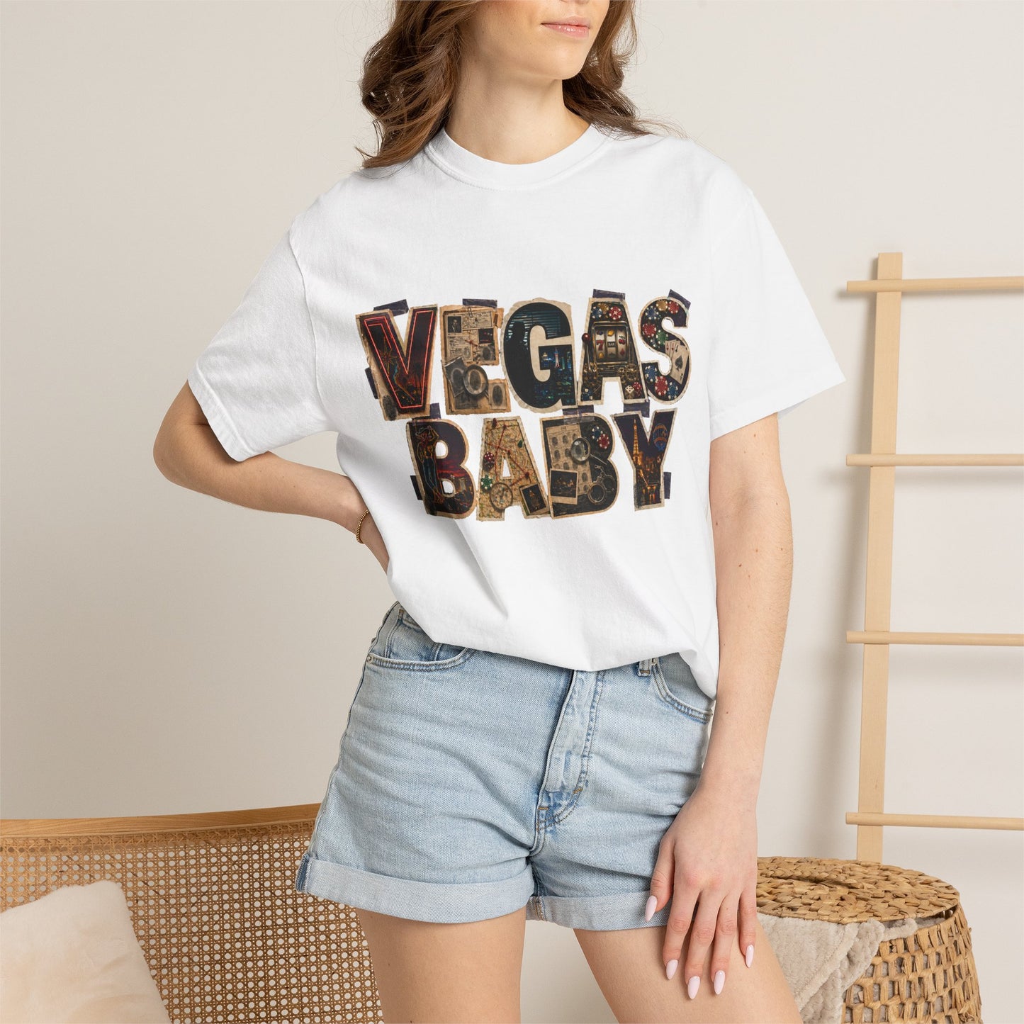 Vegas Baby T-Shirt — Retro Collage crime con 26 (no logo)