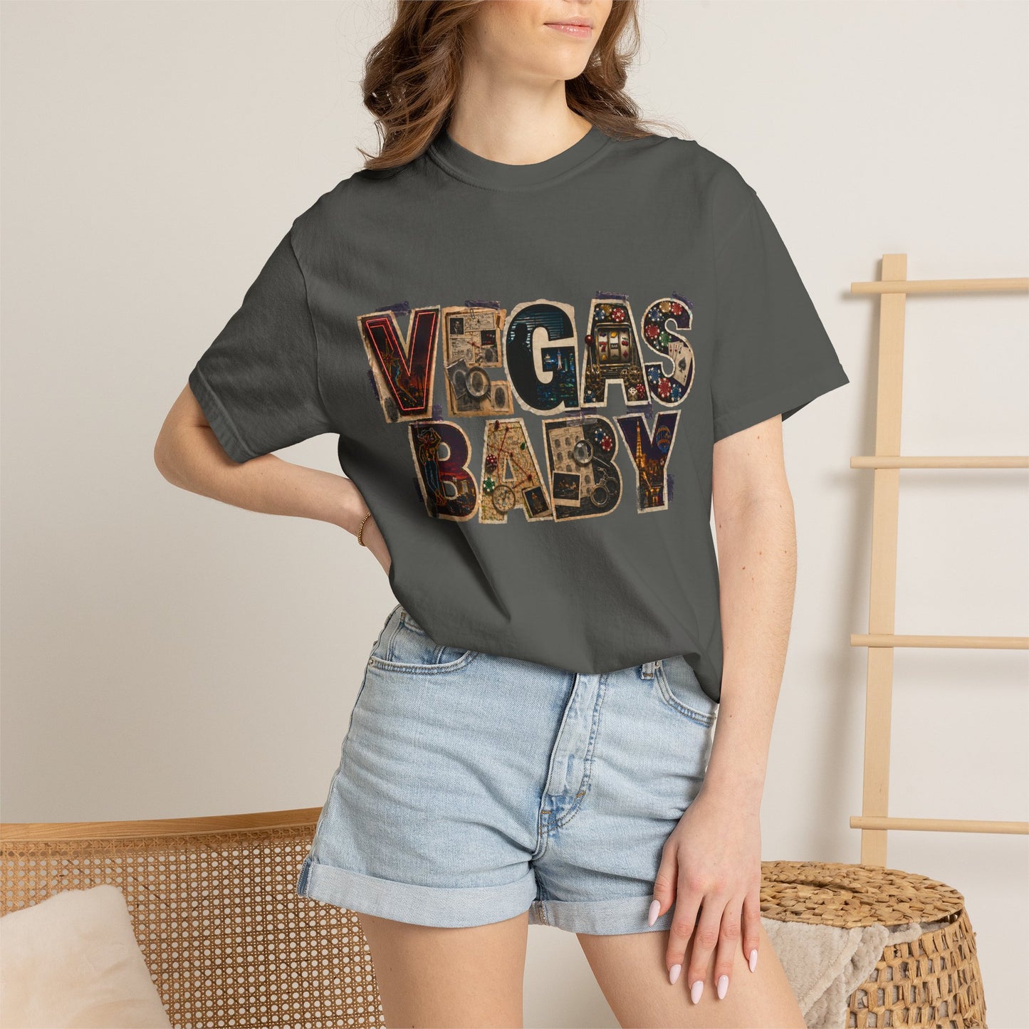 Vegas Baby T-Shirt — Retro Collage crime con 26 (no logo)