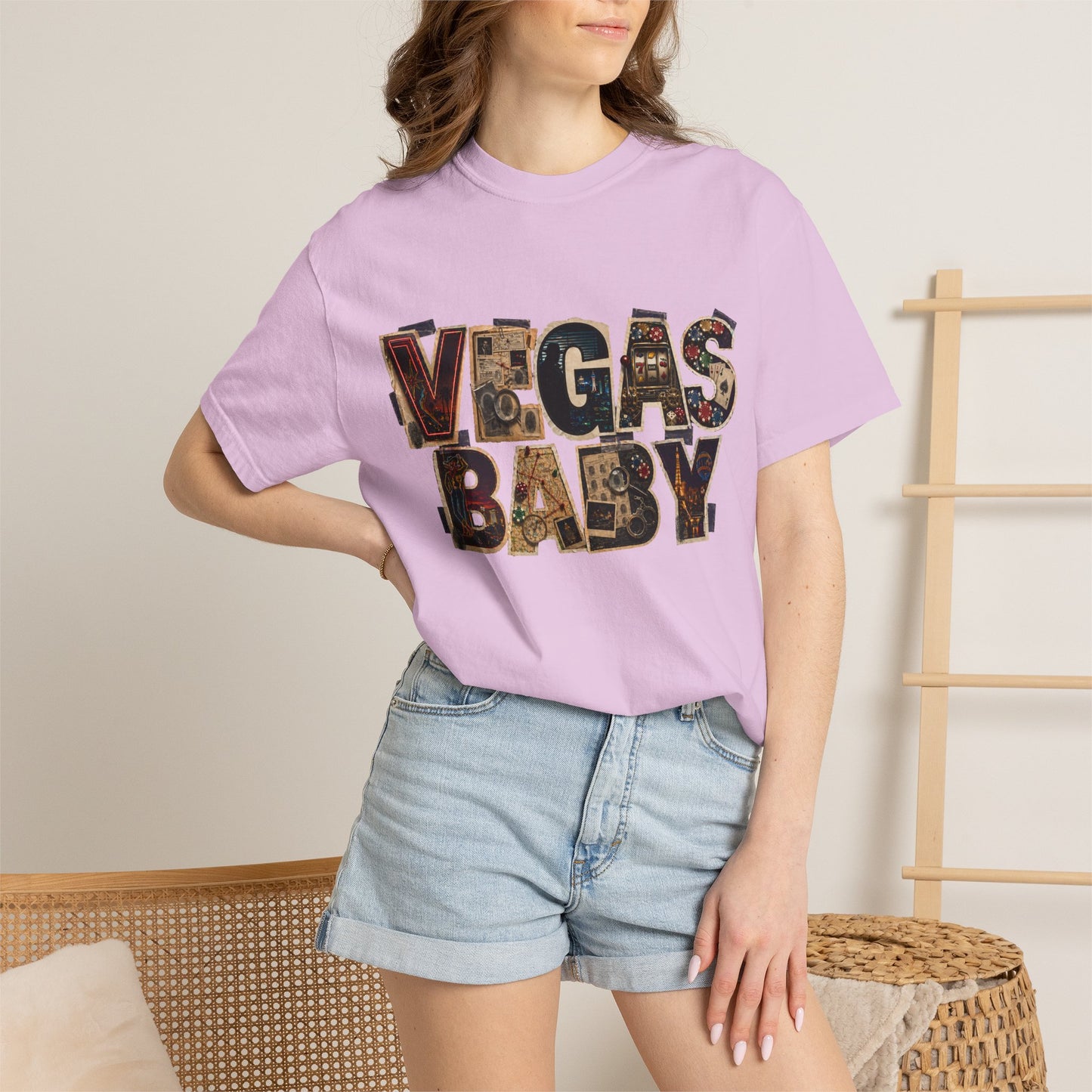 Vegas Baby T-Shirt — Retro Collage crime con 26 (no logo)