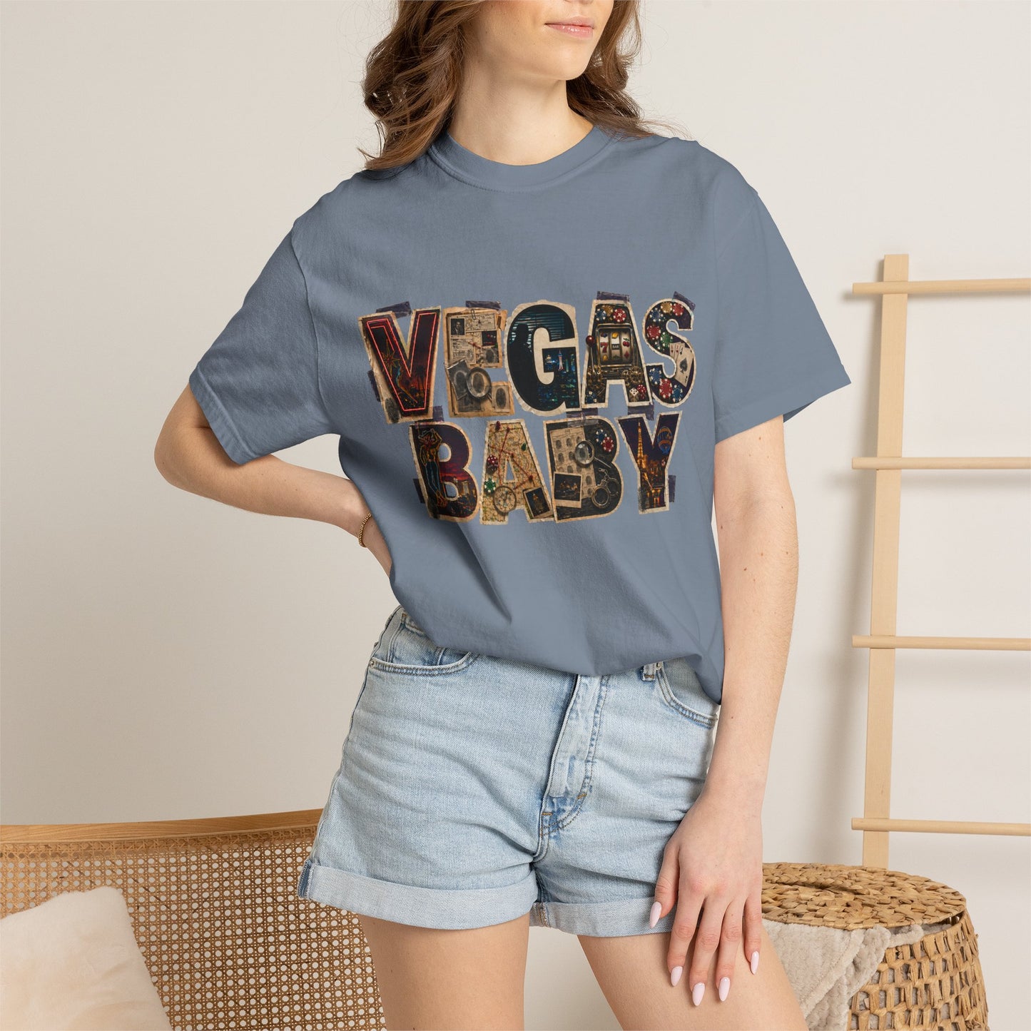 Vegas Baby T-Shirt — Retro Collage crime con 26 (no logo)