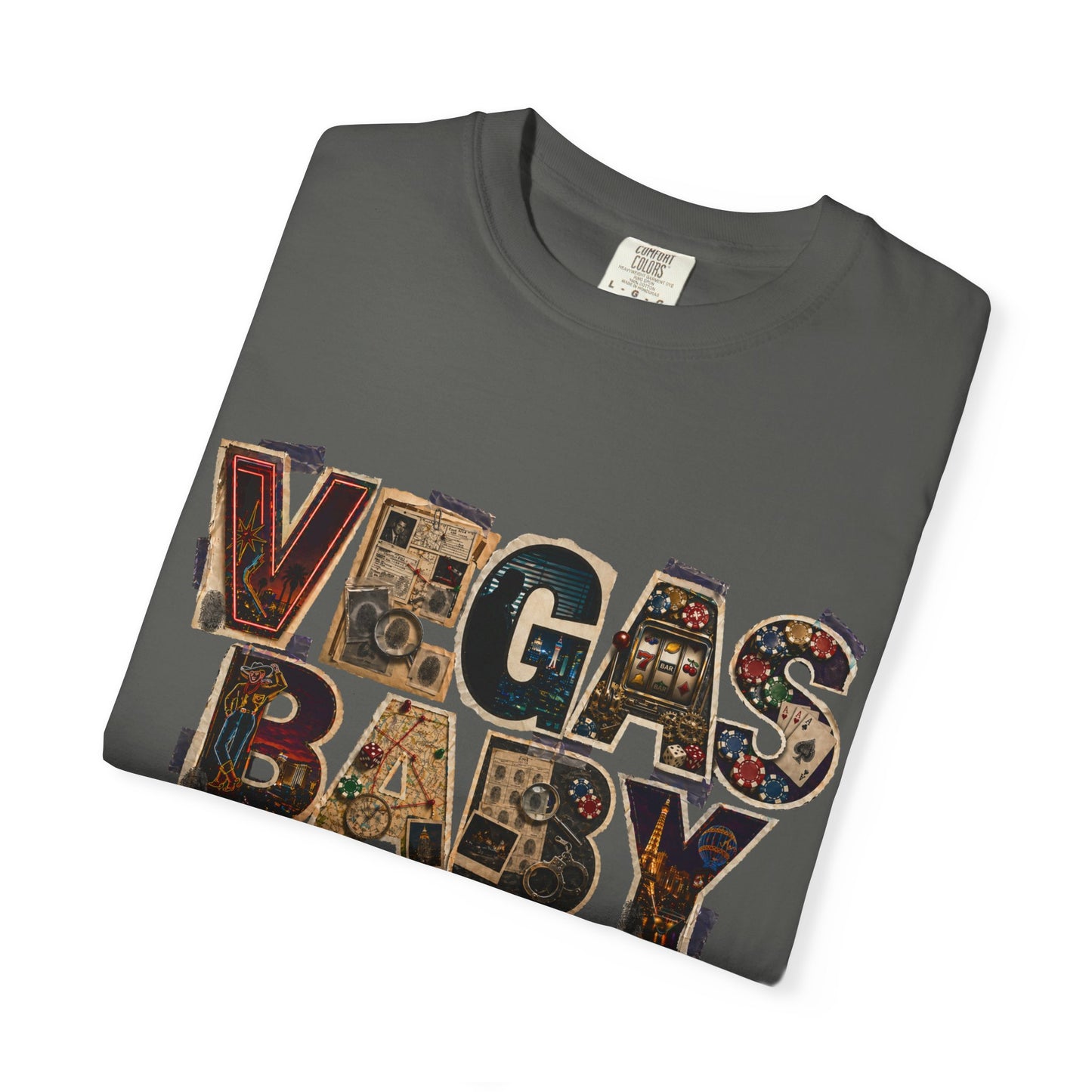 Vegas Baby T-Shirt — Retro Collage crime con 26 (no logo)
