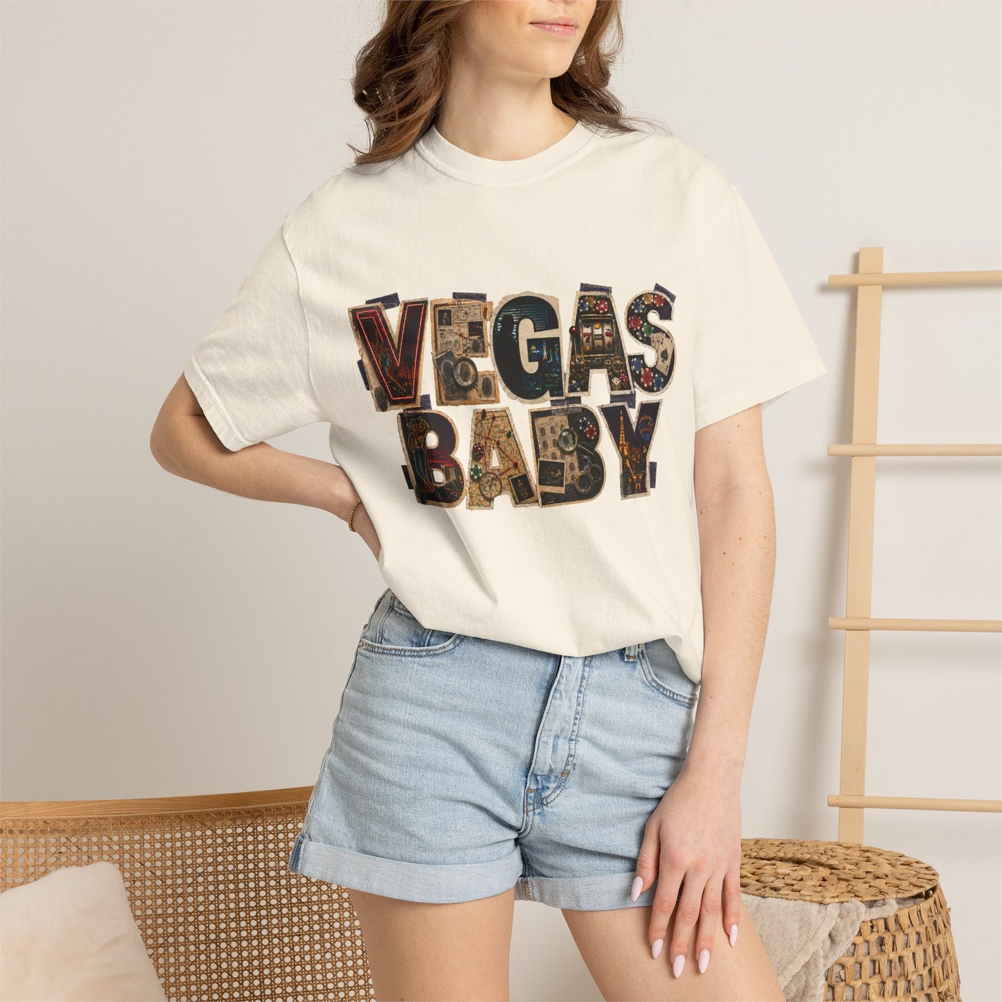 Vegas Baby T-Shirt — Retro Collage crime con 26 (no logo)