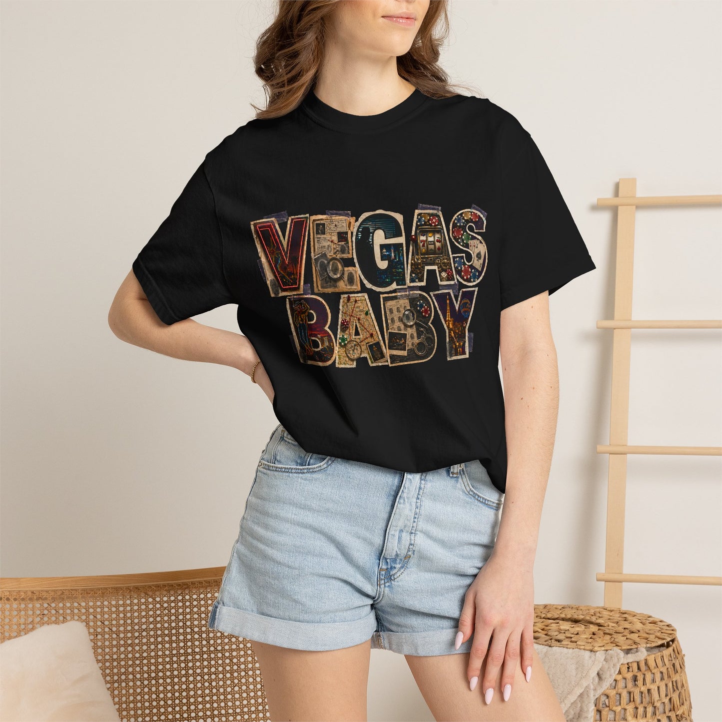 Vegas Baby T-Shirt — Retro Collage crime con 26 (no logo)