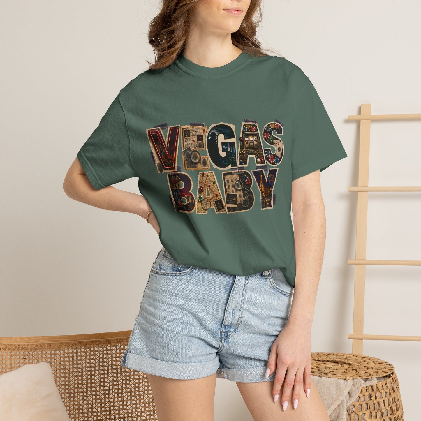 Vegas Baby T-Shirt — Retro Collage crime con 26 (no logo)