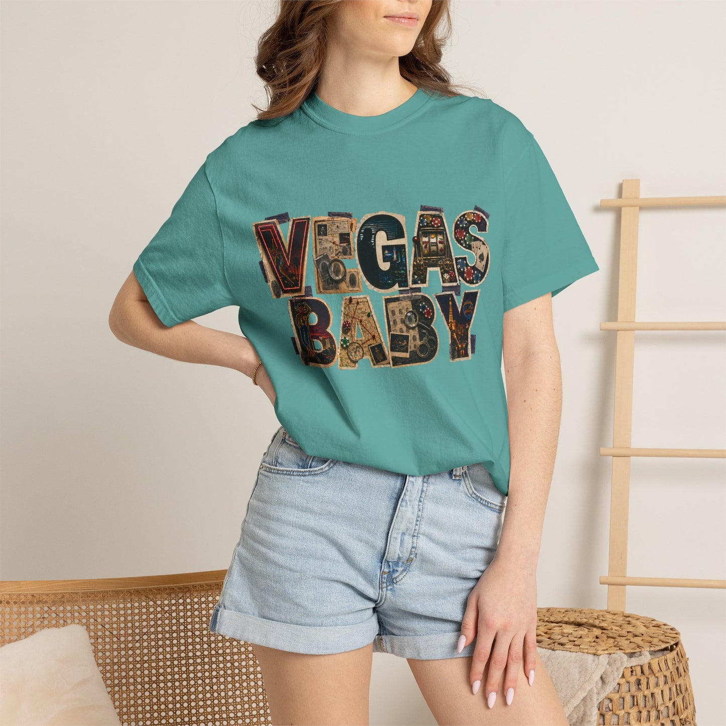 Vegas Baby T-Shirt — Retro Collage crime con 26 (no logo)