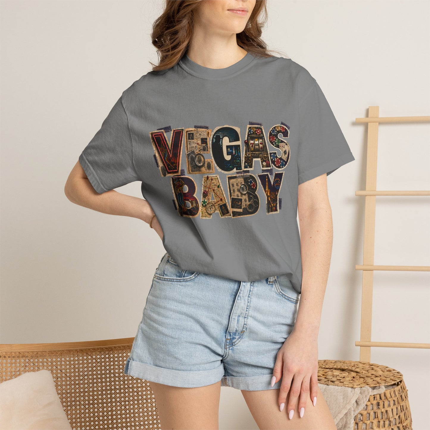 Vegas Baby T-Shirt — Retro Collage crime con 26 (no logo)