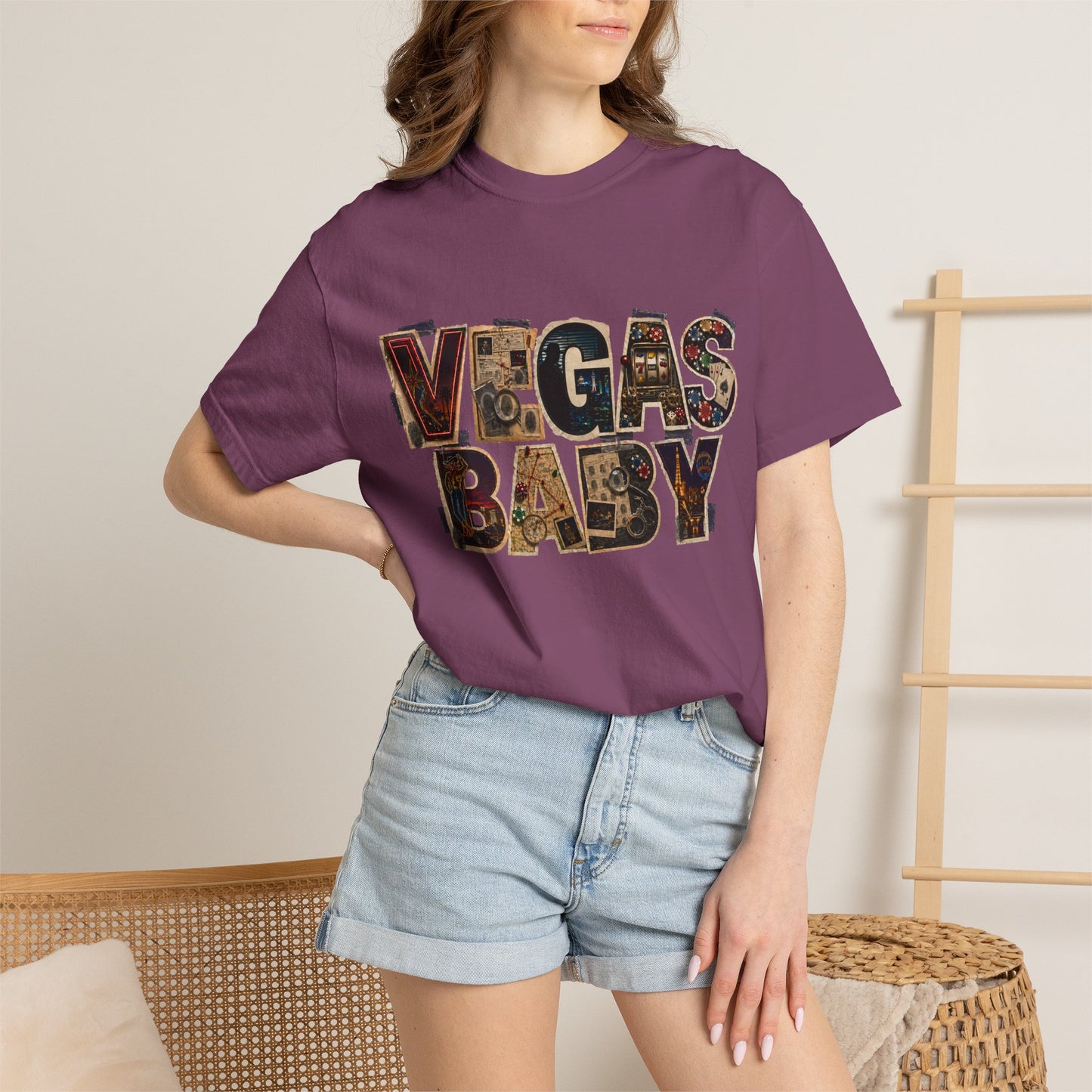 Vegas Baby T-Shirt — Retro Collage crime con 26 (no logo)