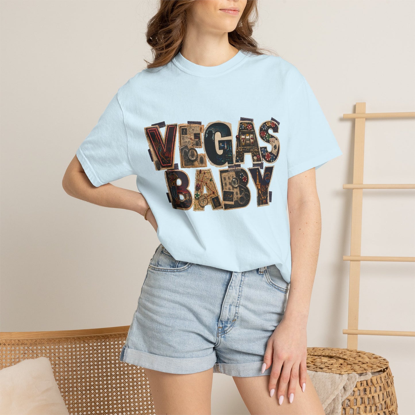 Vegas Baby T-Shirt — Retro Collage crime con 26 (no logo)