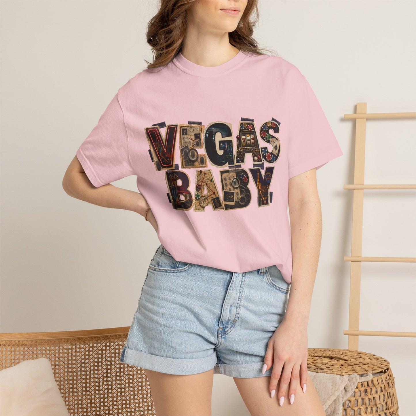 Vegas Baby T-Shirt — Retro Collage crime con 26 (no logo)
